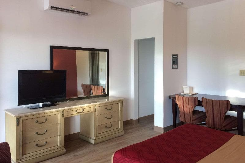 Econo Lodge Inn & Suites 3