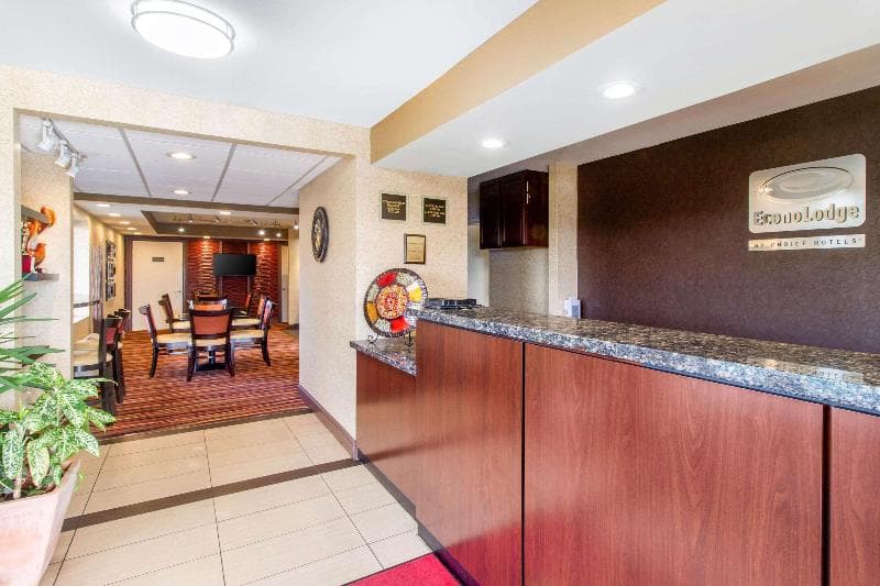 Econo Lodge 3