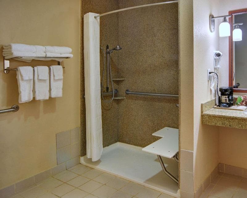 Quality Suites Near Cedar Creek Lake 5
