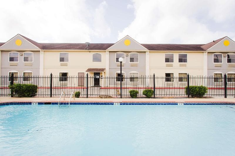 Days Inn By Wyndham Rosenberg 5
