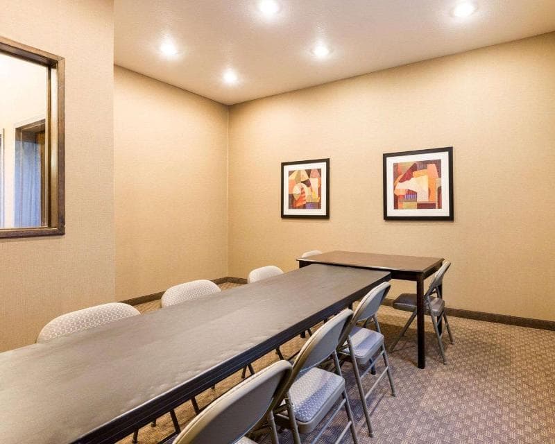 Comfort Inn & Suites 3