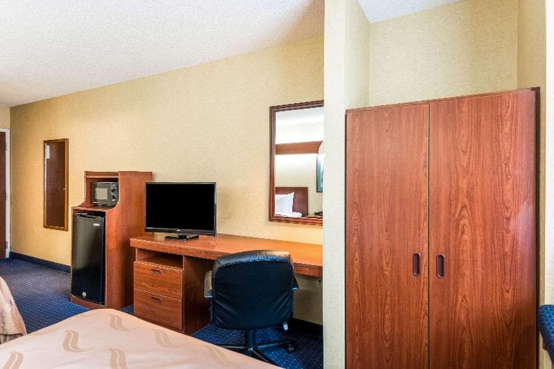 Quality Inn 4