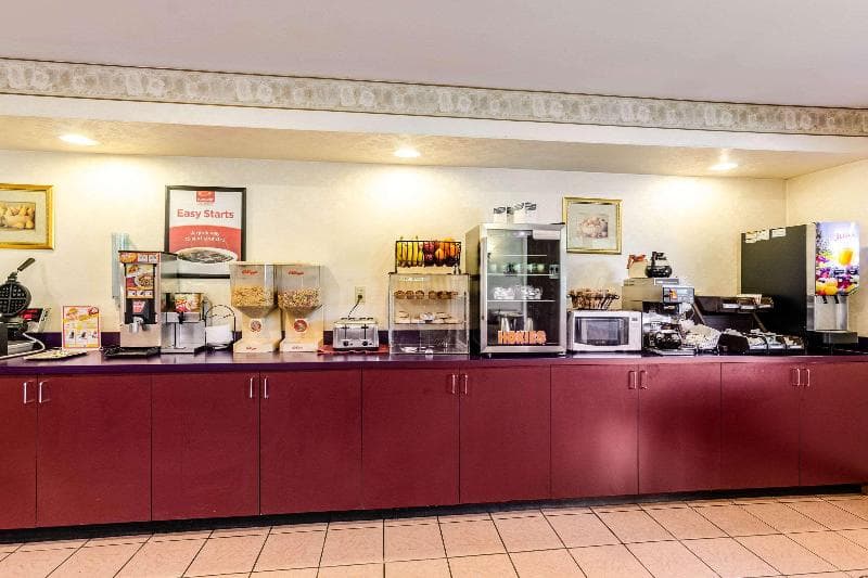 Econo Lodge 2