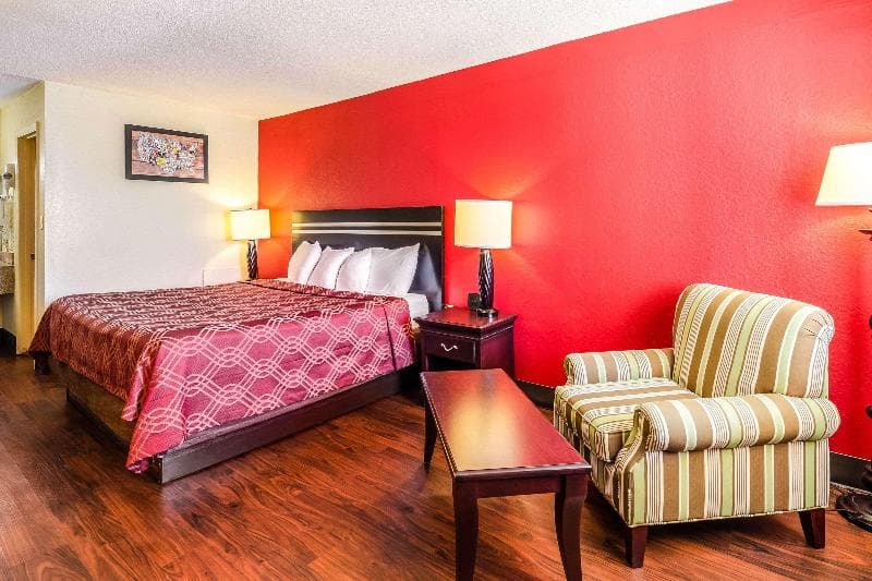 Econo Lodge 3