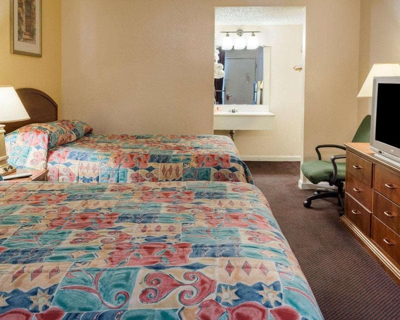 Rodeway Inn Colonial Heights I-95 4