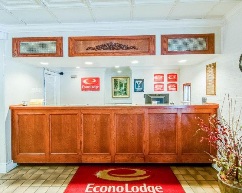 Econo Lodge 4