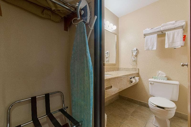 Econo Lodge 5