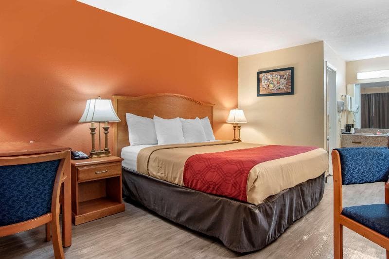 Econo Lodge Inn & Suites photo 1