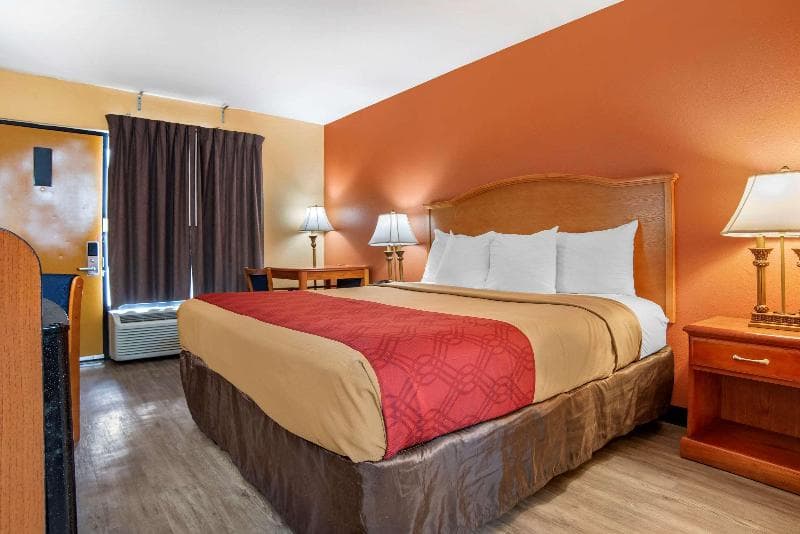 Econo Lodge Inn & Suites 2