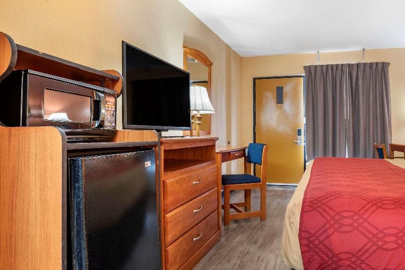 Econo Lodge Inn & Suites 3