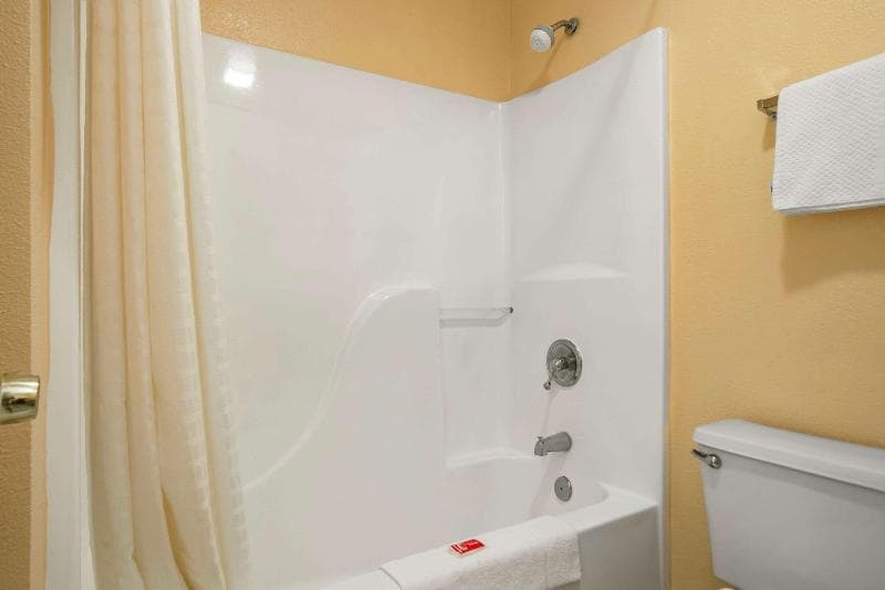 Econo Lodge Inn & Suites 4