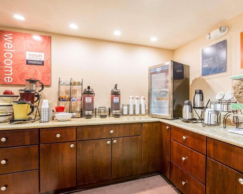 Comfort Inn & Suites 3
