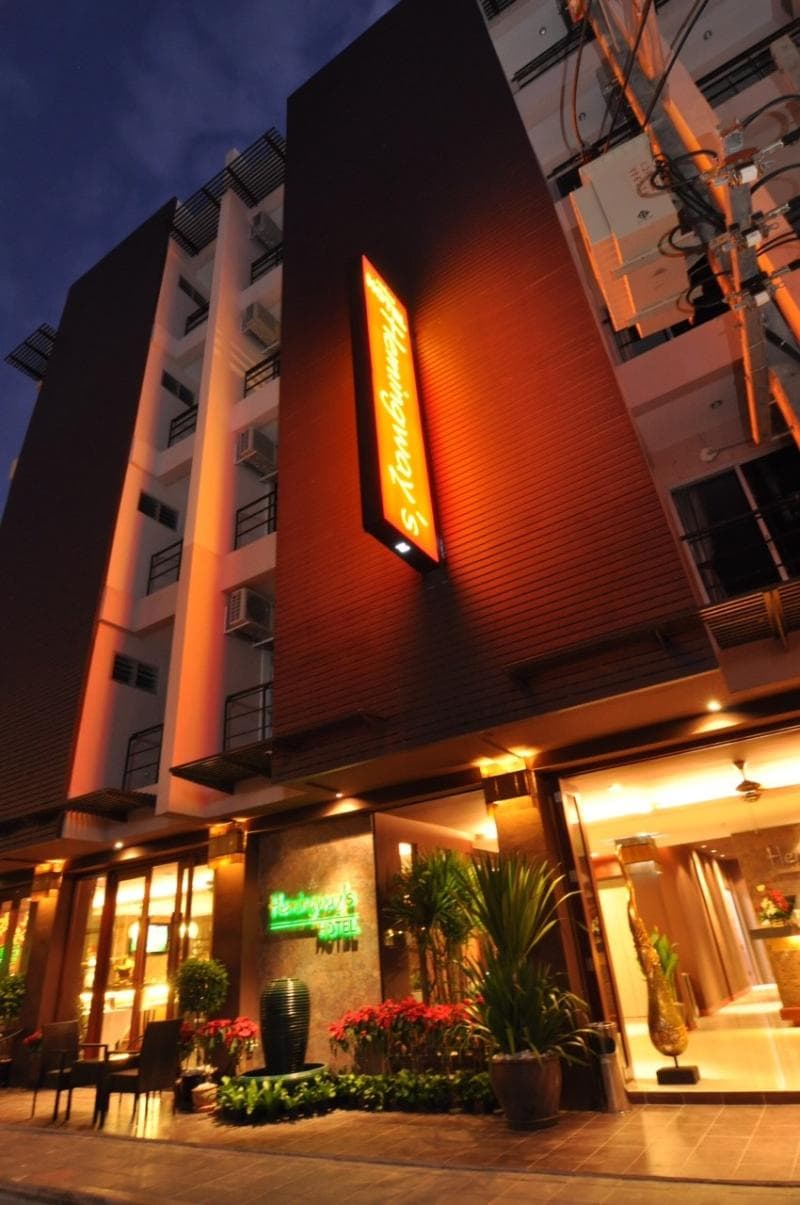 Hemingways Hotel main