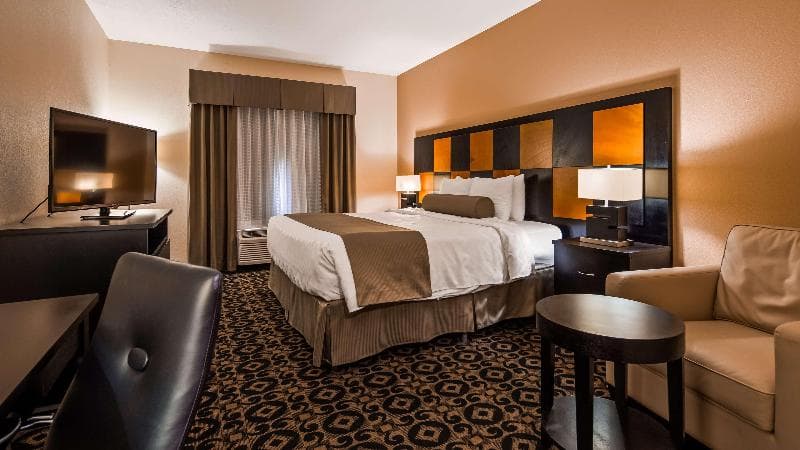 Best Western Plus Airport Inn & Suites 4