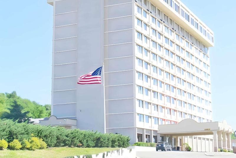 Ramada by Wyndham North Bergen 2