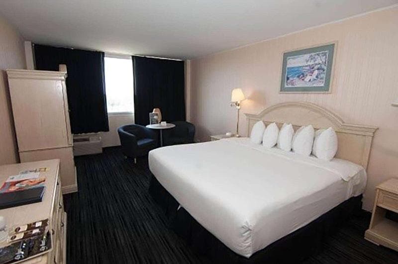 Ramada by Wyndham North Bergen 5