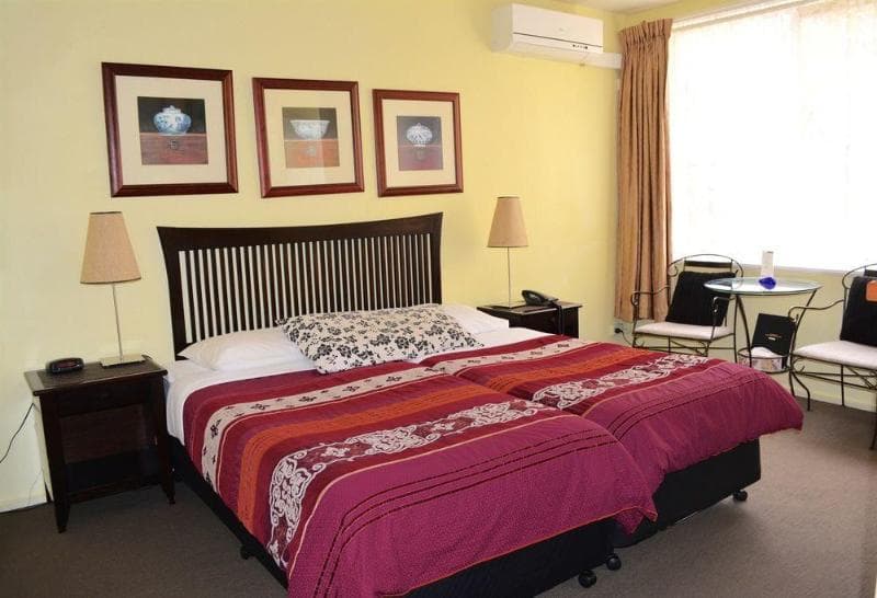 Knightsbridge Apartments 1