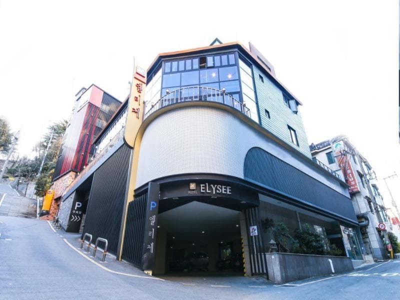Elysee Hotel main