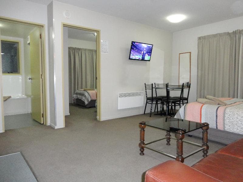 Bealey Avenue Motel 4