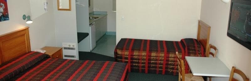 Colonial Lodge Motel 3