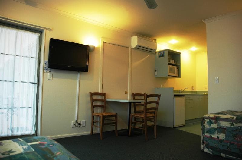 Colonial Lodge Motel 4