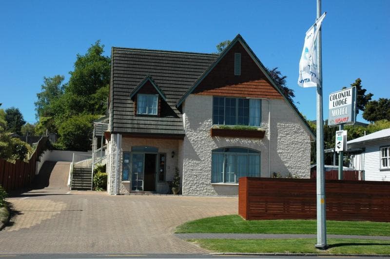 Colonial Lodge Motel 5