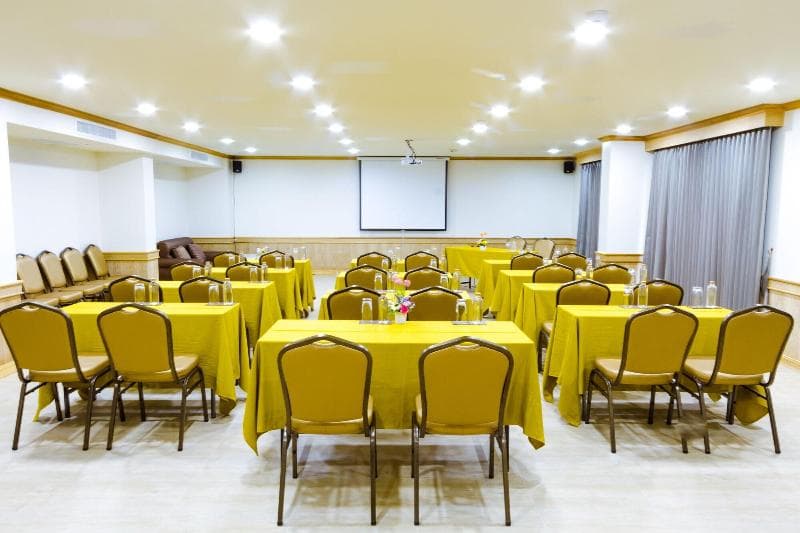 Airport Resort main