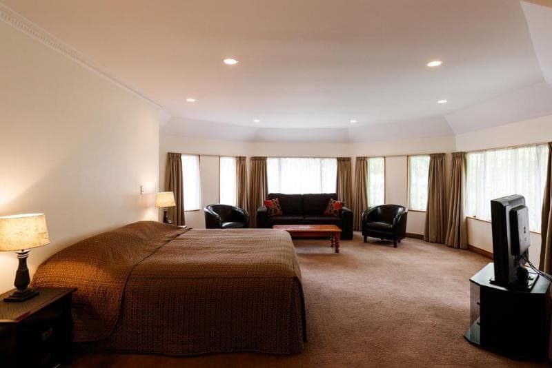 Fitzherbert Castle Motel 5