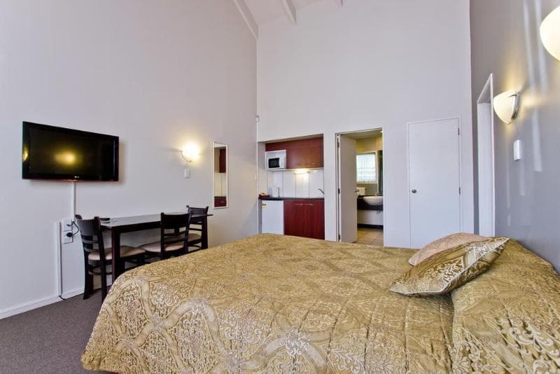 Airport Manor Inn 2