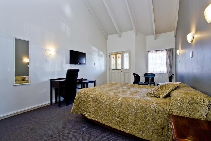 Airport Manor Inn 5