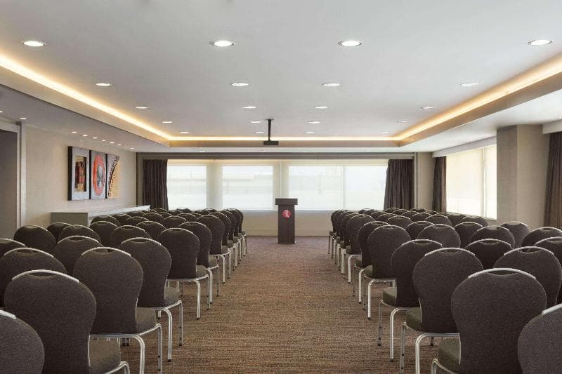 Ramada Hotel & Suites By Wyndham Izmir Kemalpasa 1