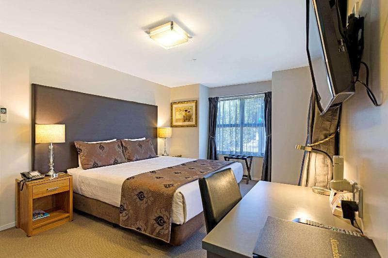 Quality Suites Alexander Inn 4