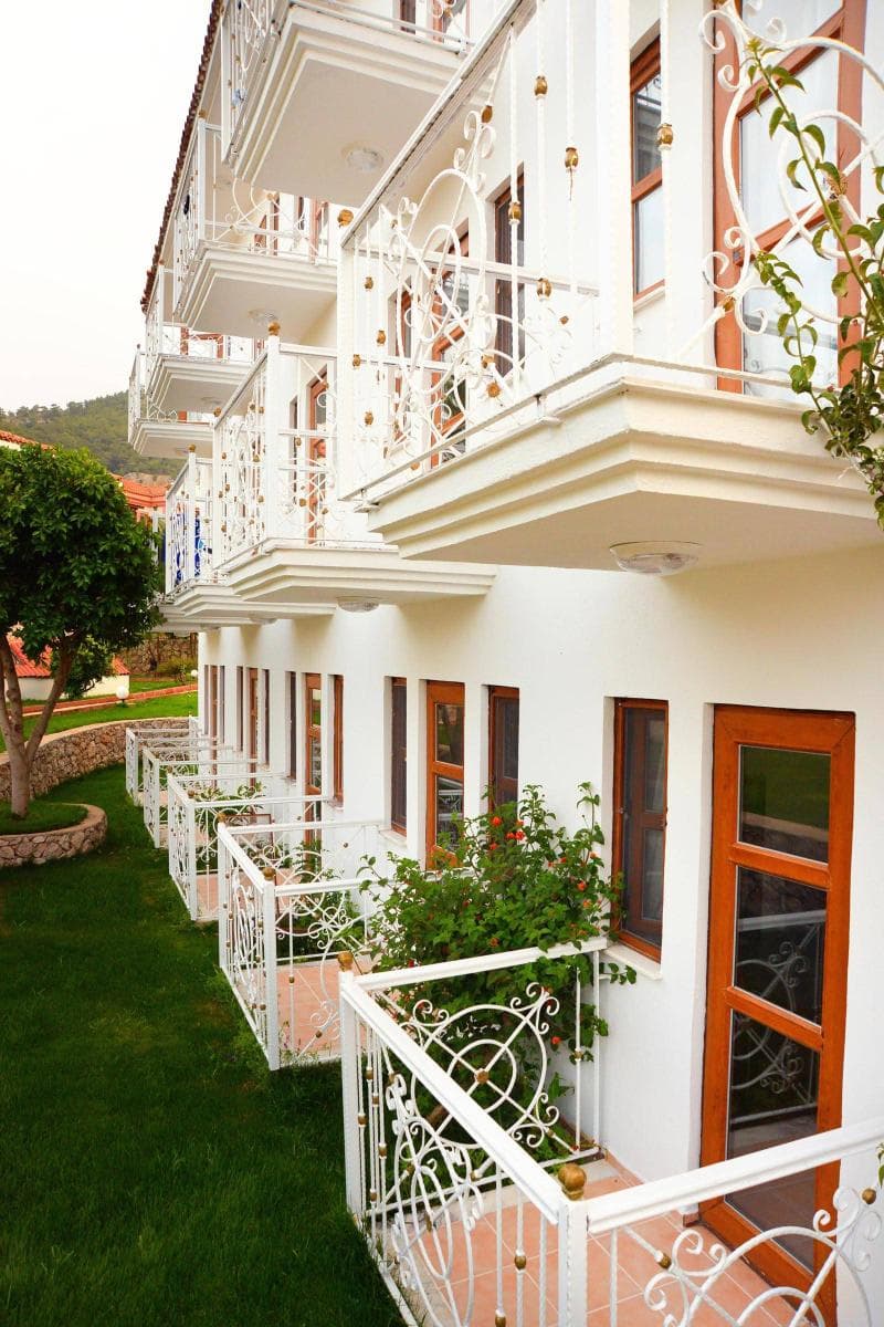 White Otel 4