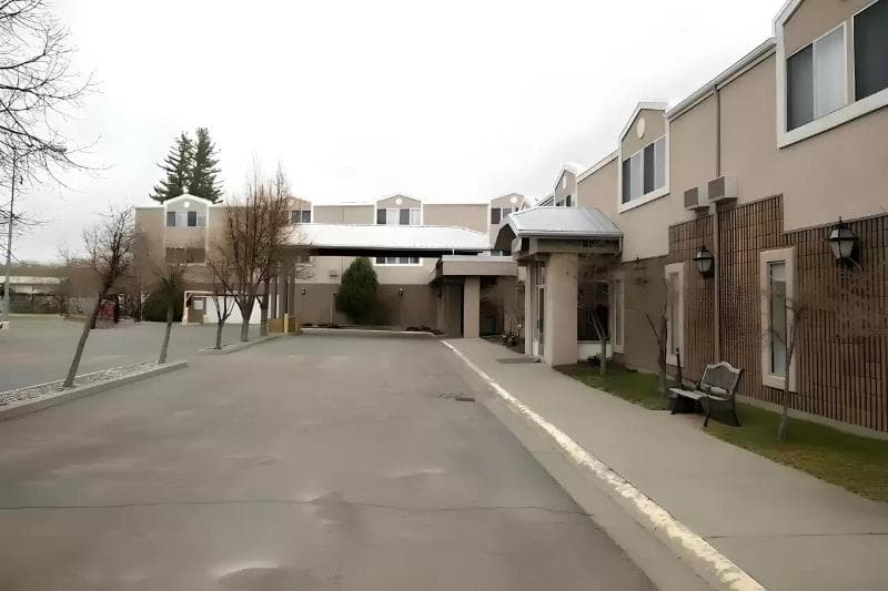 Yellowstone Park Inn & Suites 2