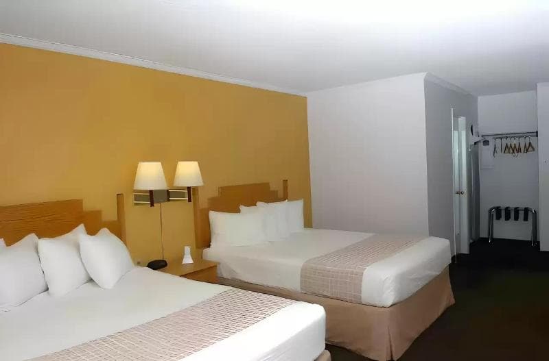 Yellowstone Park Inn & Suites 5