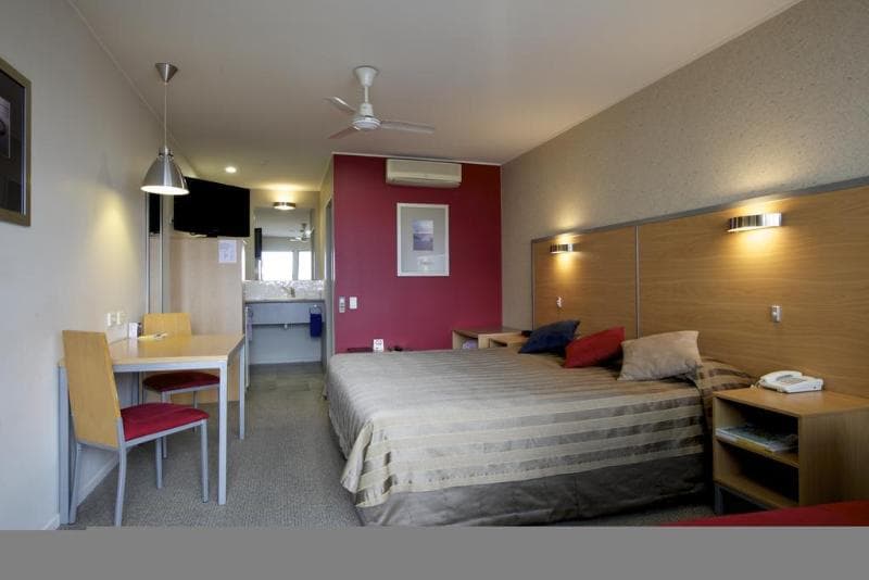 Landmark Manor Motel photo 1