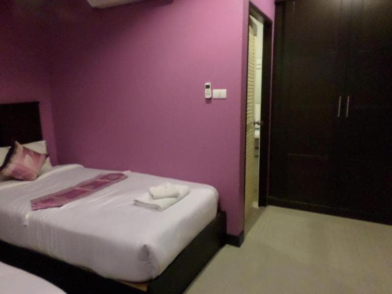 Hollywood Inn Love 2