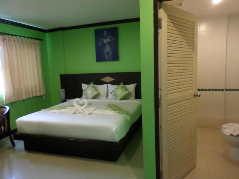 Hollywood Inn Love 5