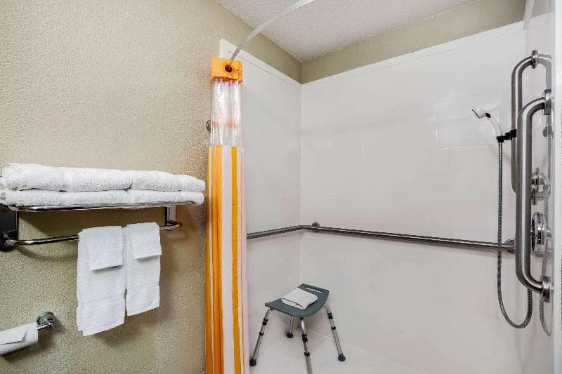 La Quinta Inn & Suites by Wyndham Emporia 4