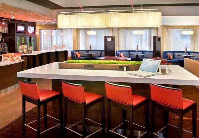 Courtyard By Marriott Norwalk 3