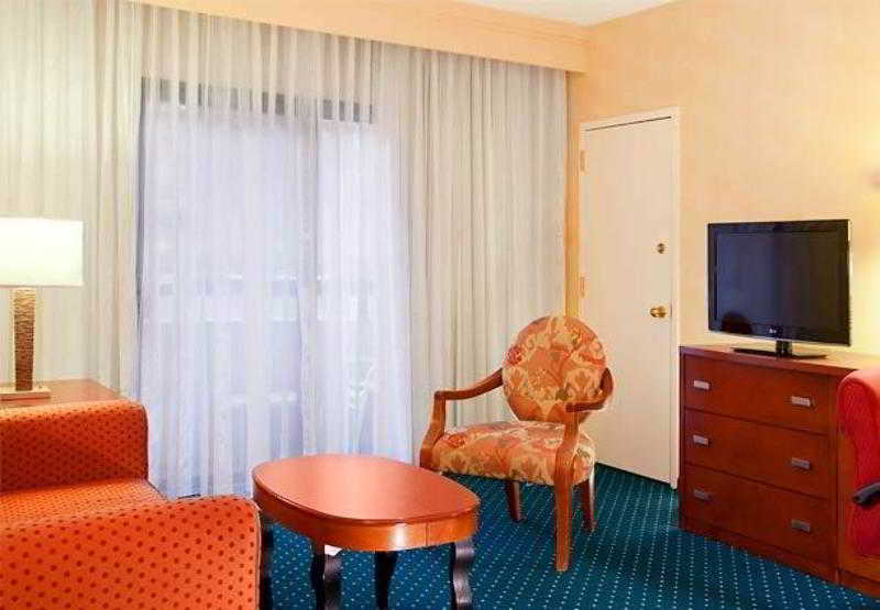 Courtyard By Marriott Norwalk 4