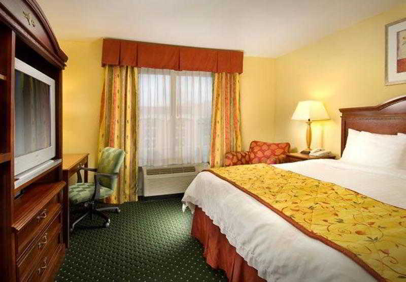 Fairfield Inn & Suites Marshall 2