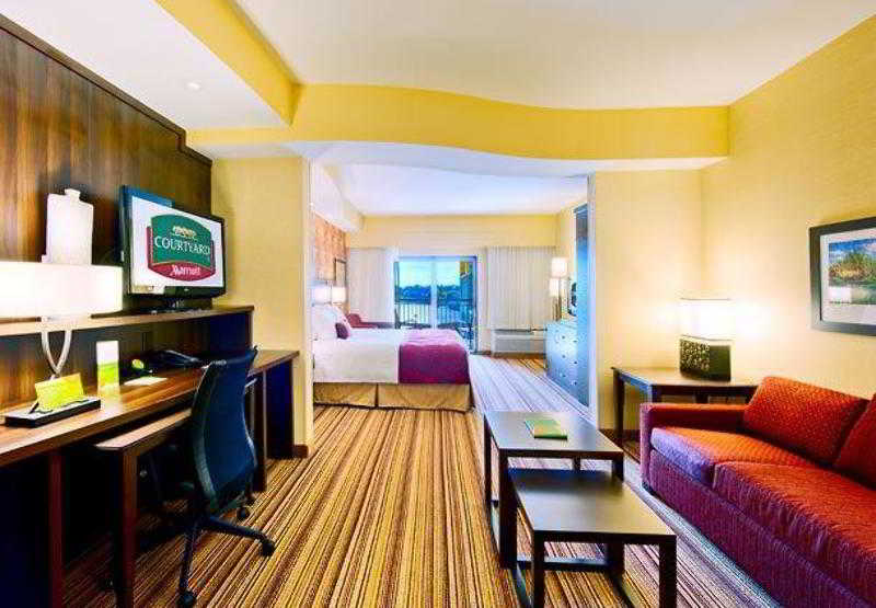 Courtyard Houma 3