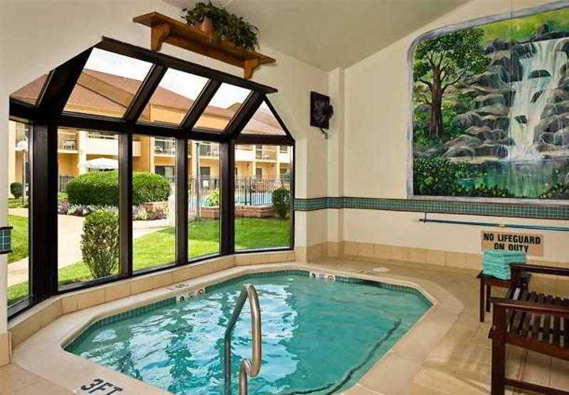 Courtyard Richmond West 5
