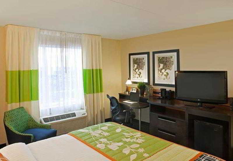 Fairfield Inn & Suites Toronto Mississauga 3