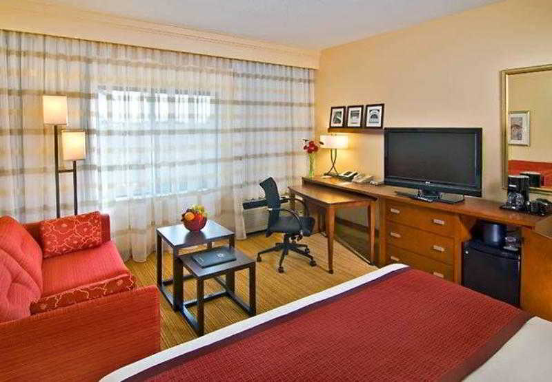 Courtyard Dulles Town Center photo 1
