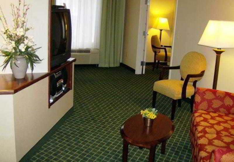 Fairfield Inn And Suites Butler 5
