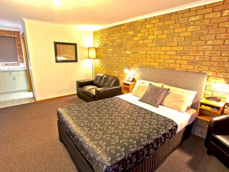 Statesman Motor Inn 4