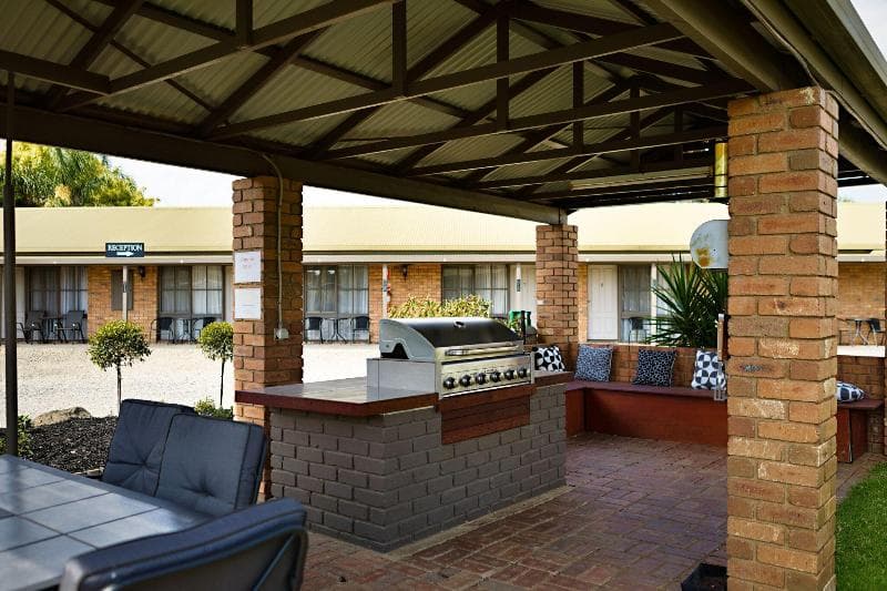 Statesman Motor Inn main