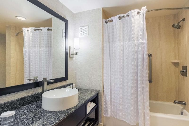 Embassy Suites by Hilton Newark Airport photo 1